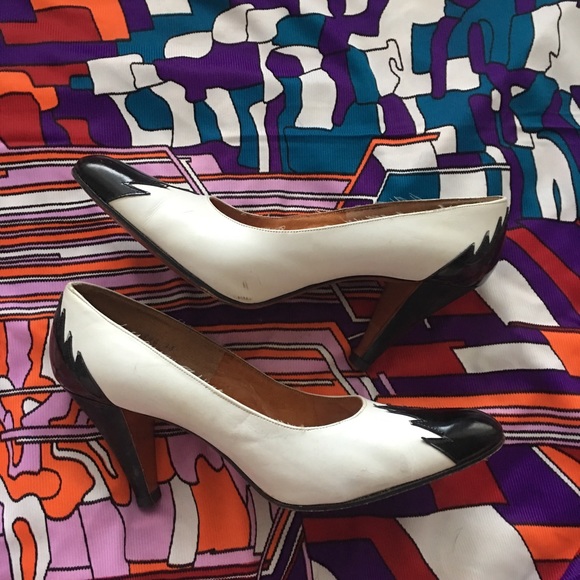 VINTAGE 1980s black and white pumps - Picture 3 of 5